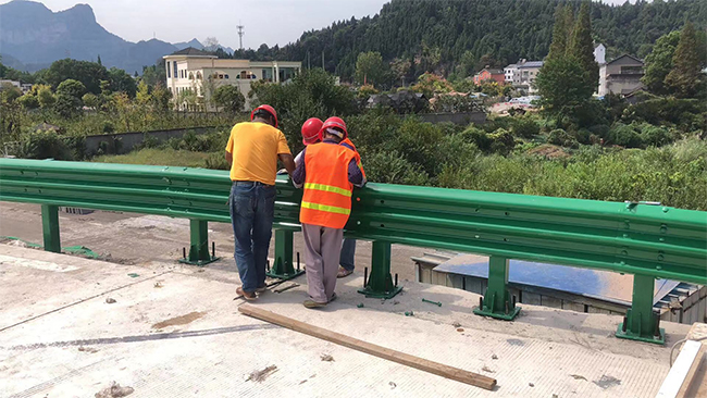 渭南高速公路护栏板的维护确保道路安全的关键环节